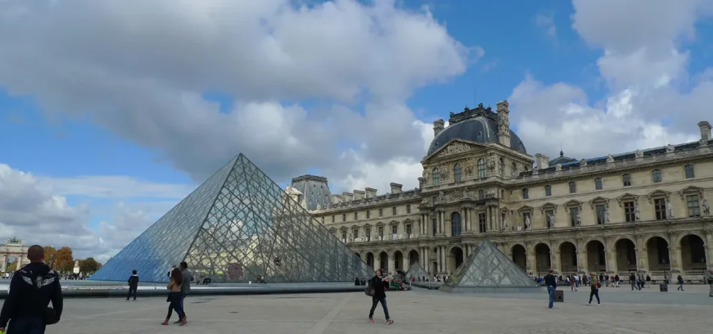 LOUVRE MUSEUM IN PARIS