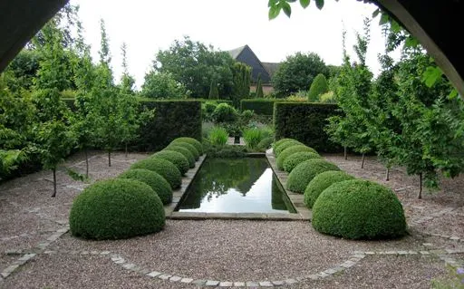 FEATURES OF FORMAL GARDEN FOUR